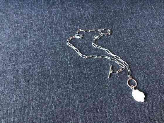 Kaulakoru jossa riipuksena simpukan pala Vantaa