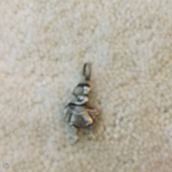 Hopeanvärinen tanssijatyttö riipus Keuruu – foto 1