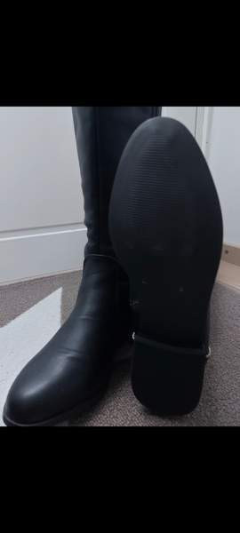 Naisten korkeavartiset saappaat Helsinki - valokuva 2