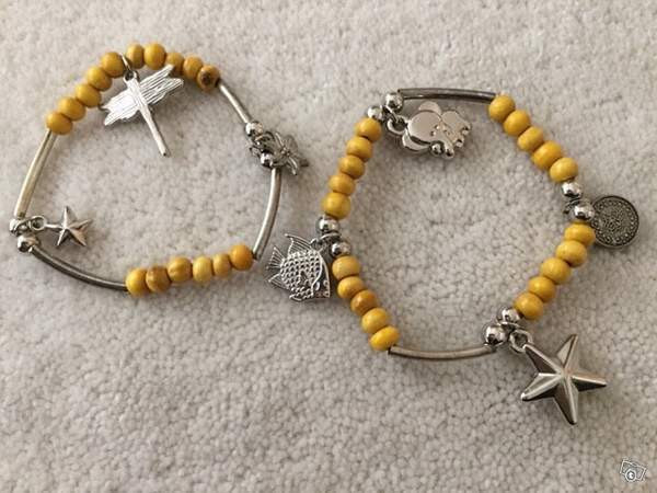 Keltaiset rannekorut, hopeanväriset koristeet Keuruu - valokuva 2