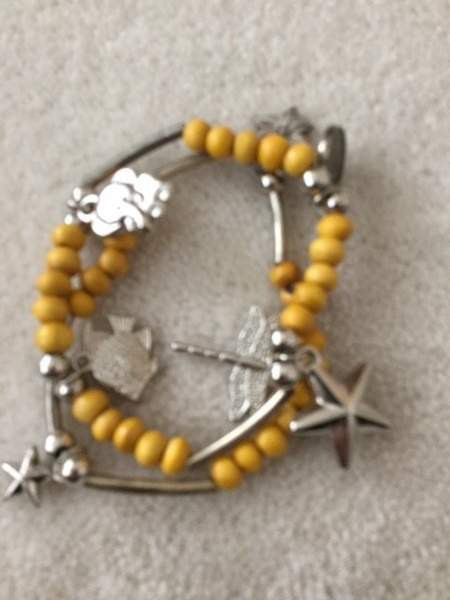 Keltaiset rannekorut, hopeanväriset koristeet Keuruu - valokuva 1