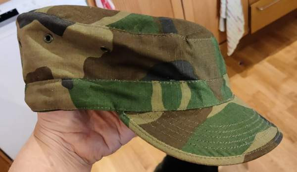 Teesari" kenttälakki, maastokuvioinen lippis Helsinki - valokuva 2