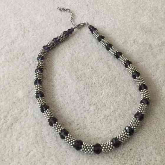 Kaulakoru hopeanvärinen, lilat hiotut lasikivet, pituus 47 cm Keuruu