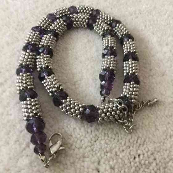 Kaulakoru hopeanvärinen, lilat hiotut lasikivet, pituus 47 cm Keuruu