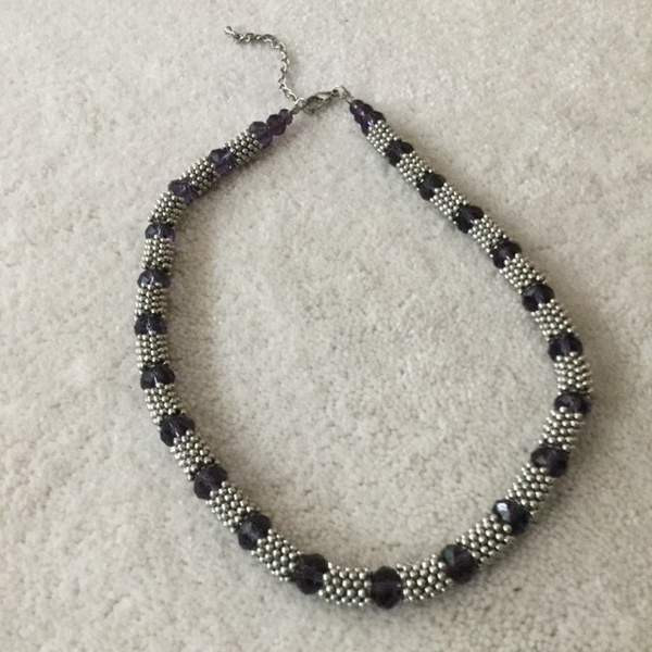 Kaulakoru hopeanvärinen, lilat hiotut lasikivet, pituus 47 cm Keuruu - photo 1
