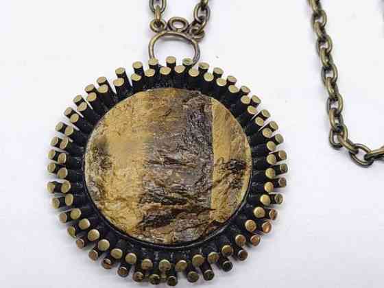 Kaulakoru tiikerinsilmä kivellä Миккели