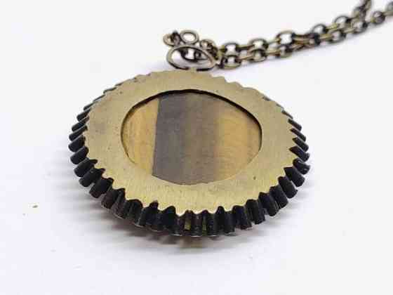 Kaulakoru tiikerinsilmä kivellä Миккели