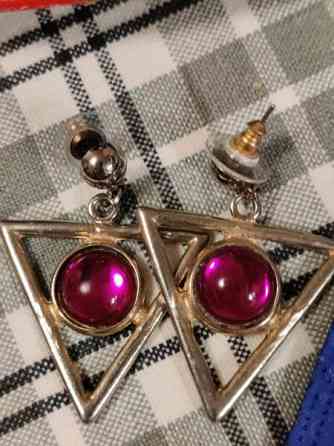 Kauniit kolmiokorvakorut violetti kivi Helsinki