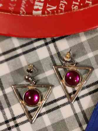 Kauniit kolmiokorvakorut violetti kivi Helsinki