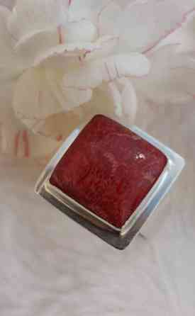 Punaisella koristekivellä hopeinen sormus. Koko 18,8 Лахти