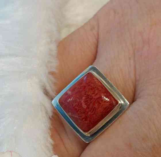 Punaisella koristekivellä hopeinen sormus. Koko 18,8 Лахти