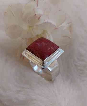 Punaisella koristekivellä hopeinen sormus. Koko 18,8 Лахти