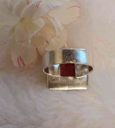 Punaisella koristekivellä hopeinen sormus. Koko 18,8 Лахти