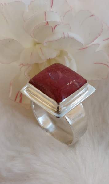 Punaisella koristekivellä hopeinen sormus. Koko 18,8 Lahti – foto 1