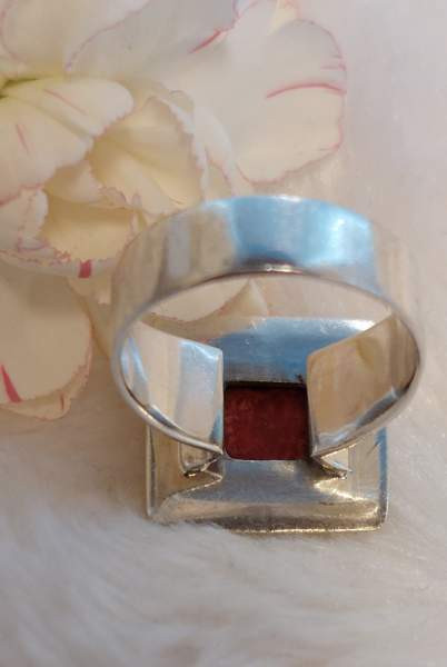 Punaisella koristekivellä hopeinen sormus. Koko 18,8 Lahti – foto 7