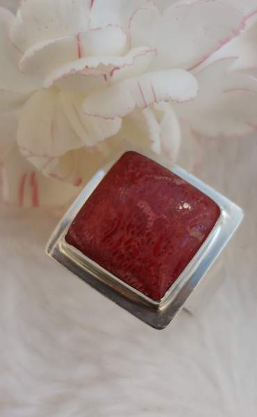 Punaisella koristekivellä hopeinen sormus. Koko 18,8 Lahti – foto 2