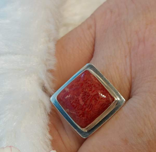 Punaisella koristekivellä hopeinen sormus. Koko 18,8 Lahti – foto 3