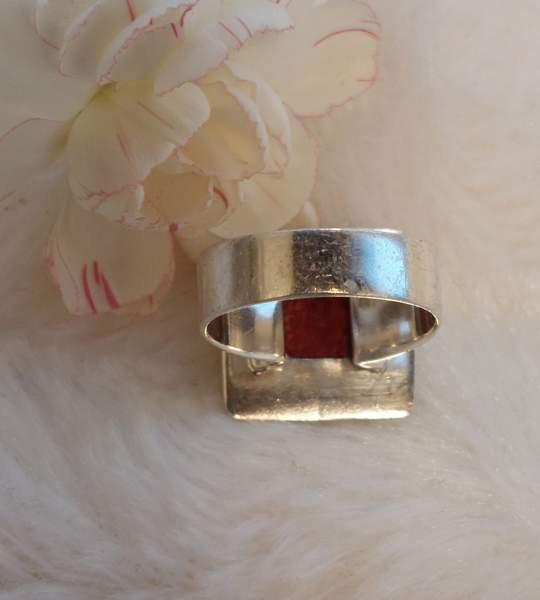 Punaisella koristekivellä hopeinen sormus. Koko 18,8 Lahti – foto 6