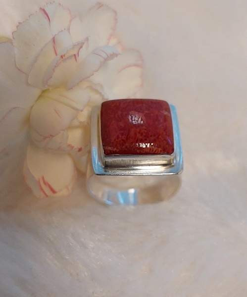Punaisella koristekivellä hopeinen sormus. Koko 18,8 Lahti – foto 5