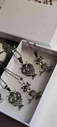 Erilaisia kaulakoruja, voit valita värin, nauhalla tai ketjulla Varkaus