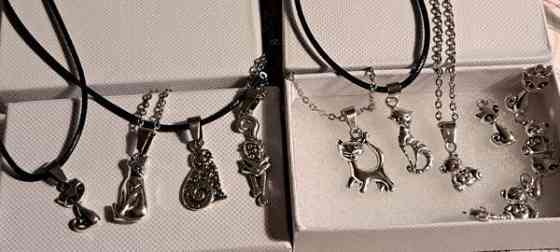 Erilaisia kaulakoruja, voit valita värin, nauhalla tai ketjulla Varkaus