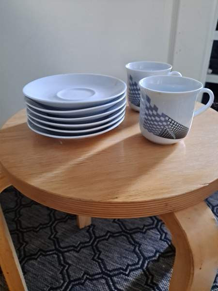 Kuusi valkoista kahvikuppia aluslautasineen, uudet Espoo - valokuva 1