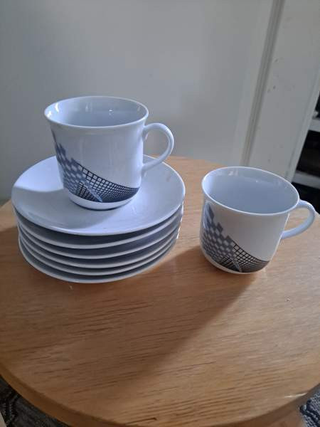 Kuusi valkoista kahvikuppia aluslautasineen, uudet Espoo - valokuva 2
