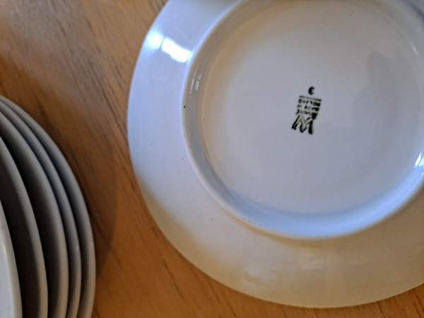 Kuusi valkoista kahvikuppia aluslautasineen, uudet Espoo - valokuva 3