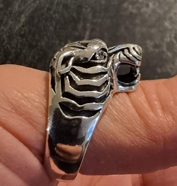 Hopeinen iso tiikerisormus Турку - изображение 4