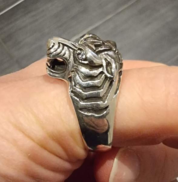 Hopeinen iso tiikerisormus Турку - изображение 5