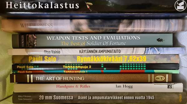 Sotakirjoja Tampere - valokuva 2