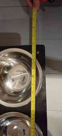 Koiran ruokakupit telineessä Вантаа