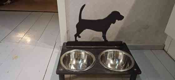 Koiran ruokakupit telineessä Вантаа