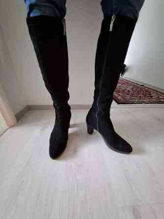 Upeat mustat  naiselliset tyylikkäät sirot polvipituiset saapikkaat. Helsinki