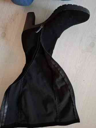 Upeat mustat  naiselliset tyylikkäät sirot polvipituiset saapikkaat. Helsinki