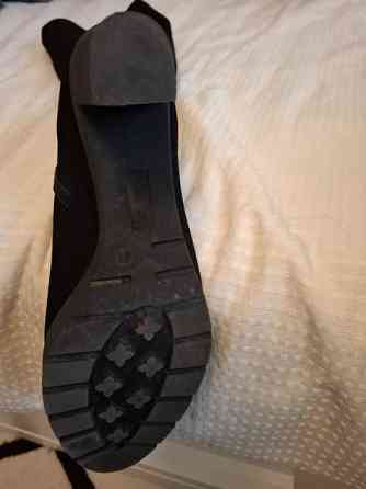 Upeat mustat  naiselliset tyylikkäät sirot polvipituiset saapikkaat. Helsinki