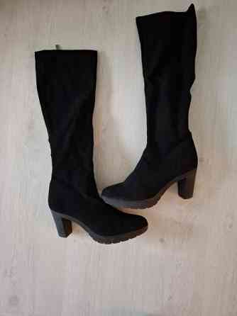 Upeat mustat  naiselliset tyylikkäät sirot polvipituiset saapikkaat. Helsinki