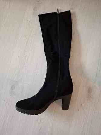 Upeat mustat  naiselliset tyylikkäät sirot polvipituiset saapikkaat. Helsinki