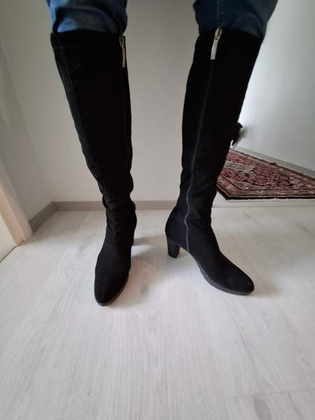 Upeat mustat  naiselliset tyylikkäät sirot polvipituiset saapikkaat. Helsinki - valokuva 1