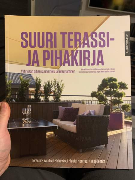 Suuri terassi- ja piha kirja Helsinki – foto 1