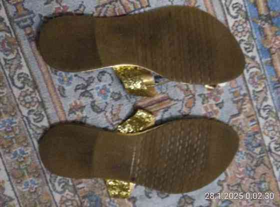 kultaiset sandaalit Helsinki