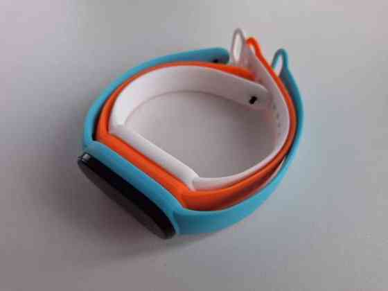 Smart Band 6 -aktiivisuusranneke kolmella rannekkeella Helsinki