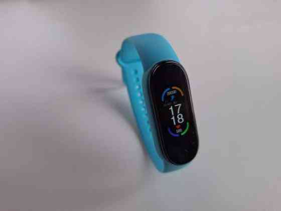 Smart Band 6 -aktiivisuusranneke kolmella rannekkeella Helsinki