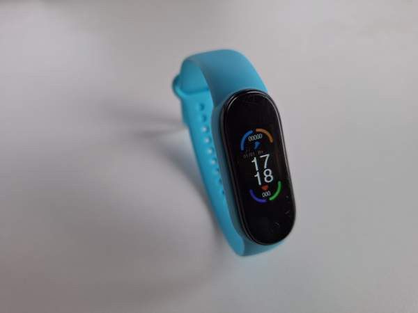 Smart Band 6 -aktiivisuusranneke kolmella rannekkeella Helsinki – foto 2