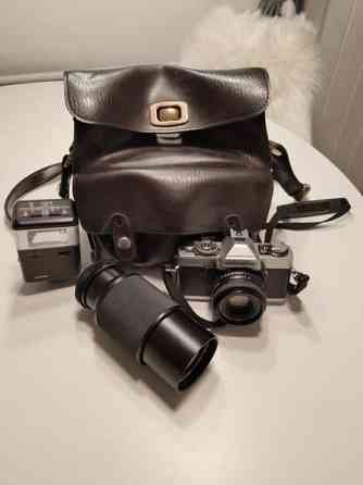 Kamera sekä lisätarvikkeet ja laukku Laukaa