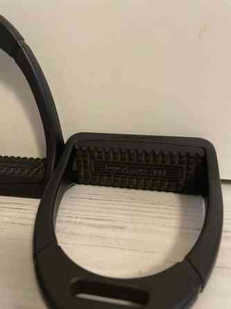 Compositi muovijalustimet Helsinki