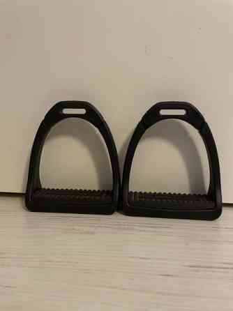 Compositi muovijalustimet Helsinki