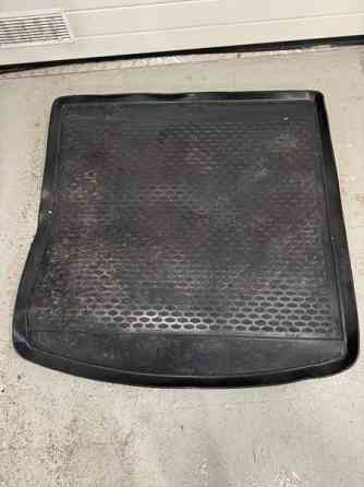 Audi a4 avant takakontin suojamatto kurakaukalo musta Rauma