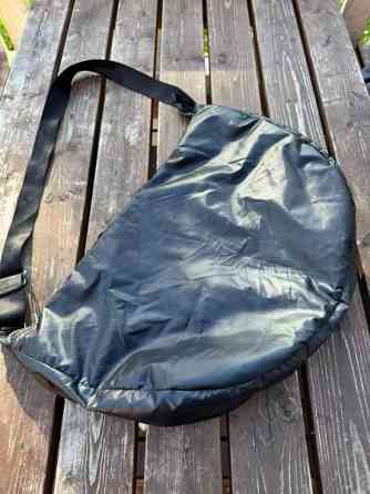 H&M Musta Kiiltävä Olkalaukku supistajalla Alavus