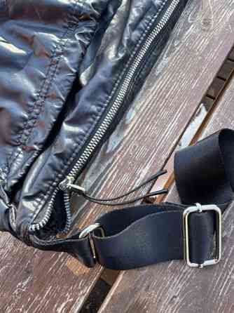 H&M Musta Kiiltävä Olkalaukku supistajalla Alavus